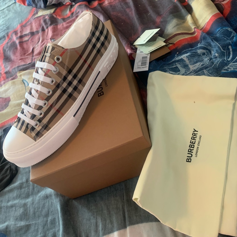 BRAND NEW NEVER WORN BURBERRY SHOES SIZE 12